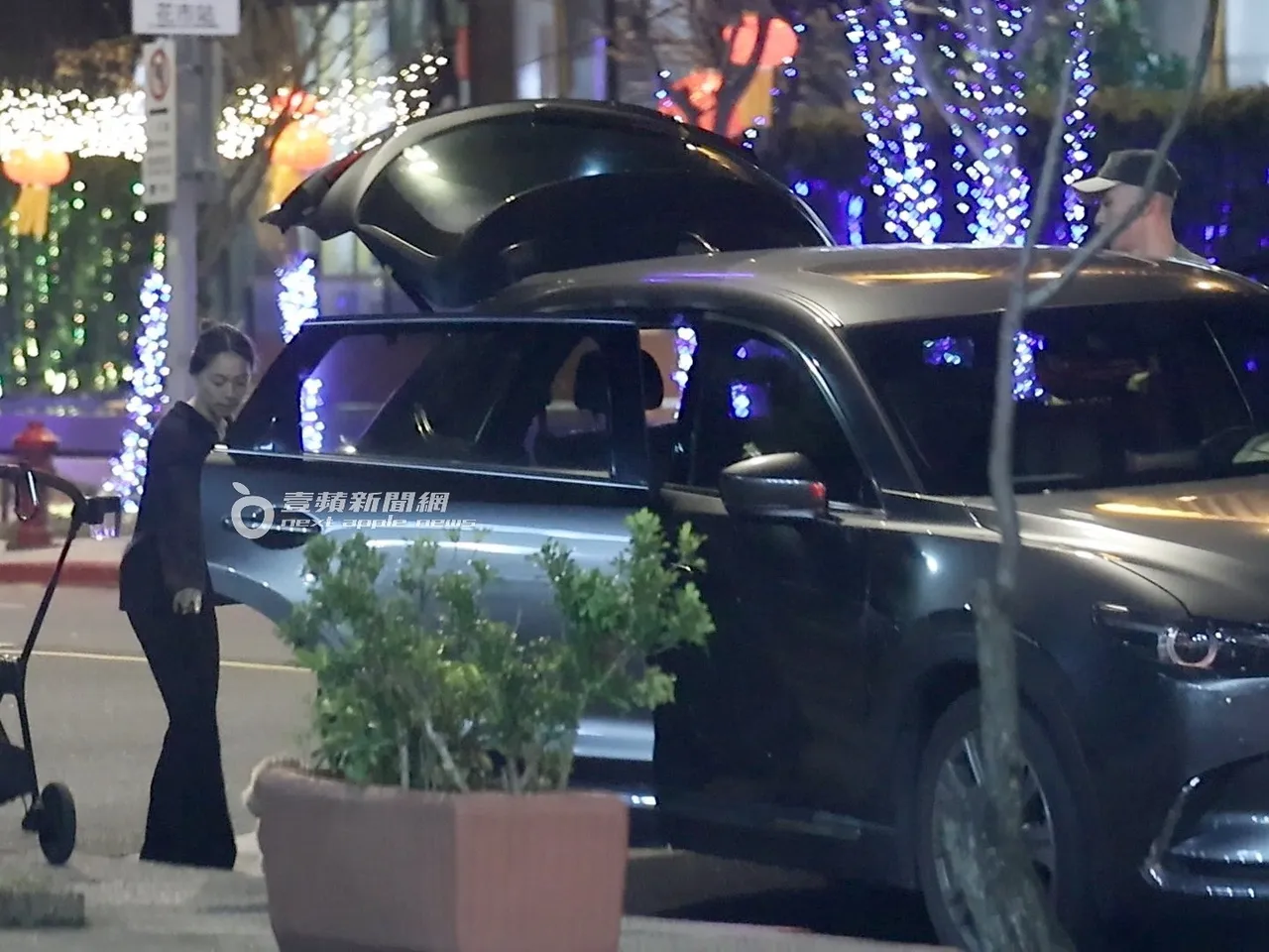 林書豪（右）抱兒子坐好汽座，老婆整理嬰兒車及照顧愛犬上後座。特勤中心攝