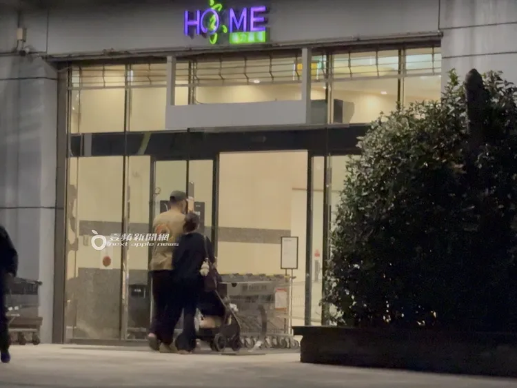 林書豪全家走到大全聯附近宜得利家具店。特勤中心攝