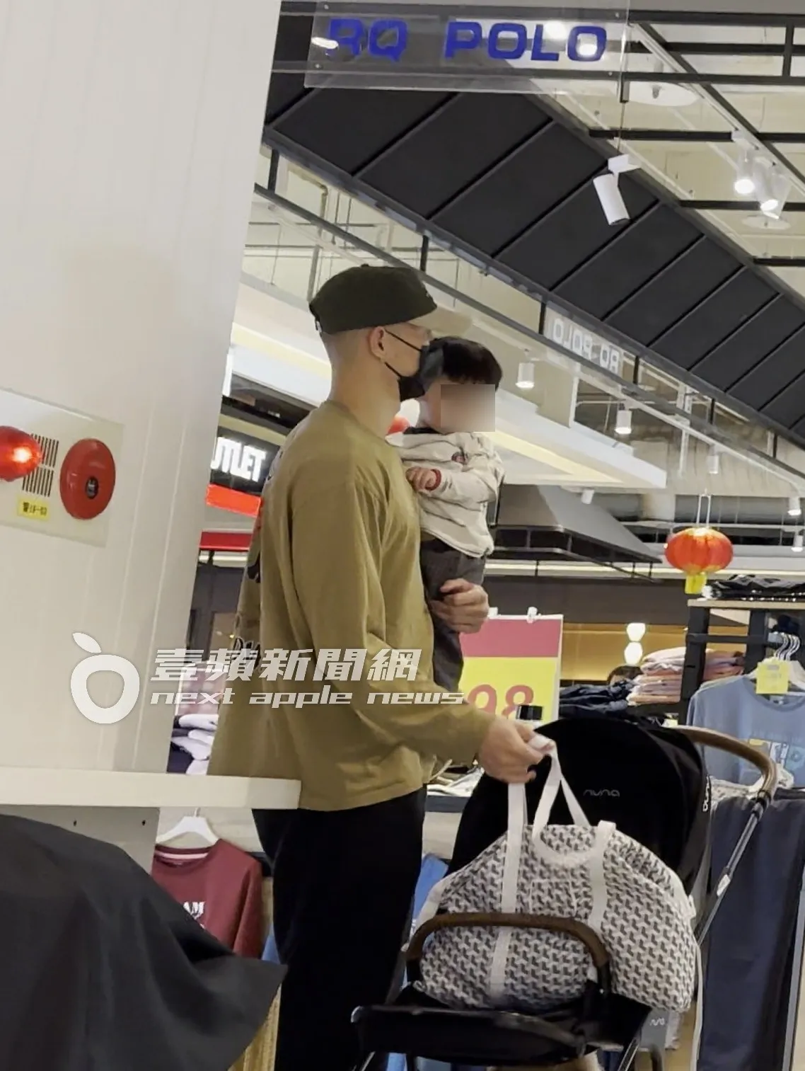 林書豪單手抱兒子，看著餐廳方向等待老婆會合。特勤中心攝