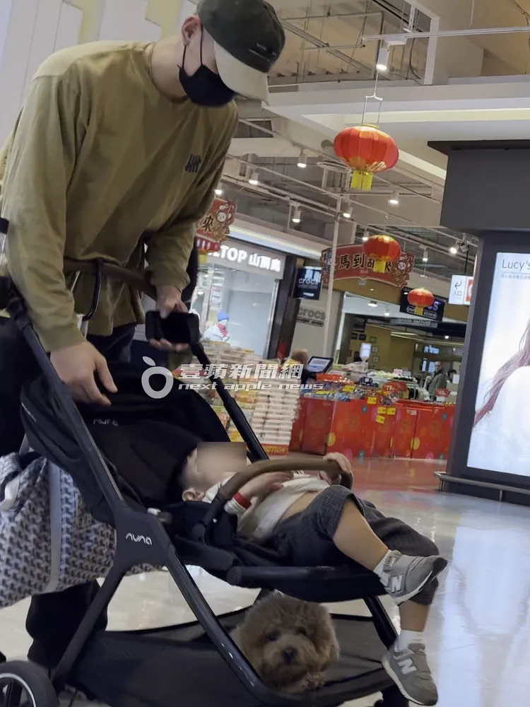 林書豪彎腰讓調皮的兒子坐好，十分逗趣。特勤中心攝