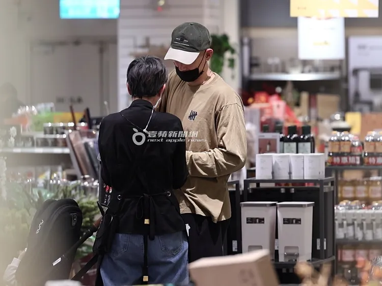 林書豪被店員索取簽名，大方滿足對方。特勤中心攝