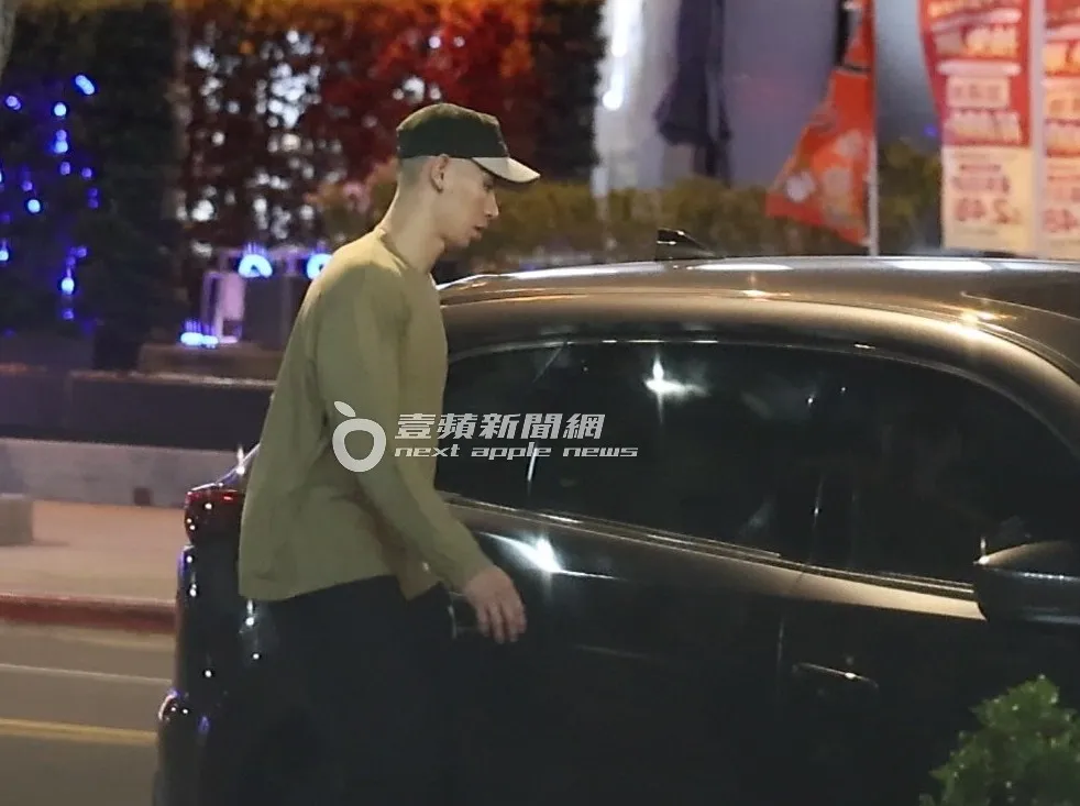 林書豪等家人們都上車，才坐上副駕駛座。特勤中心攝