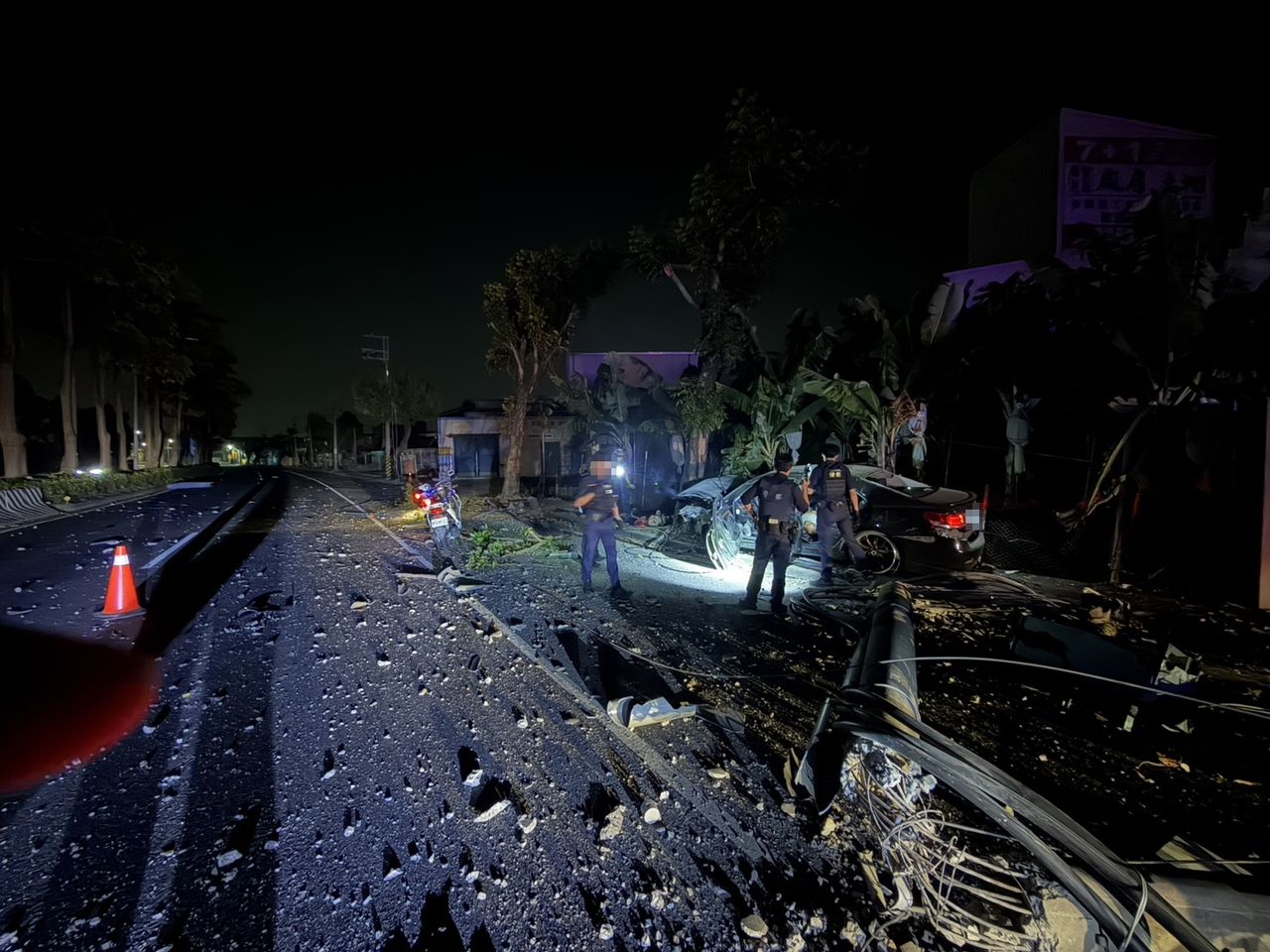 蛇行駕駛拒檢逃逸!撞倒電桿才停下 原來車上有這些東西