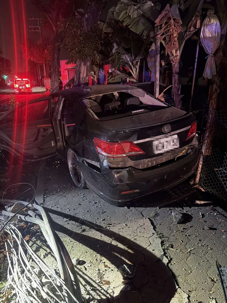 陳男疑毒駕自撞電桿，現場一片狼藉。翻攝畫面