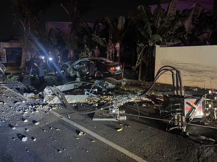 陳男疑毒駕自撞電桿，現場一片狼藉。翻攝畫面