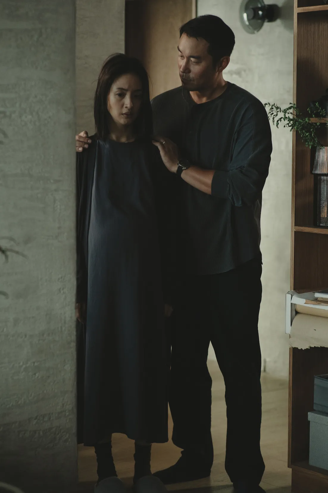 林依晨（左）與張孝全從結婚到懷孕，過去的家庭陰影漸漸浮現，兩人關係也隨之改變。風起娛樂提供