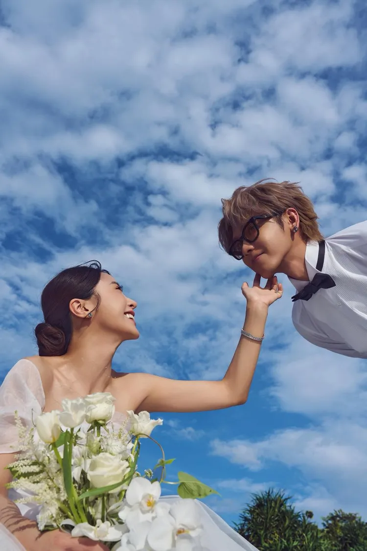 大元甜觸鼓鼓的臉頰。翻攝鼓鼓臉書