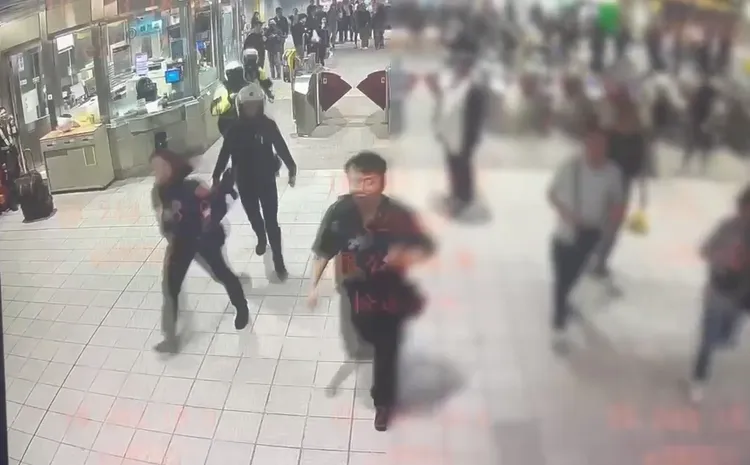 大批警力昨進駐松山站。翻攝畫面