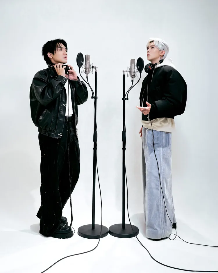 徐暐翔（左）與畢書盡為偶像九把刀獻唱，直喊幸運又幸福。索尼音樂提供