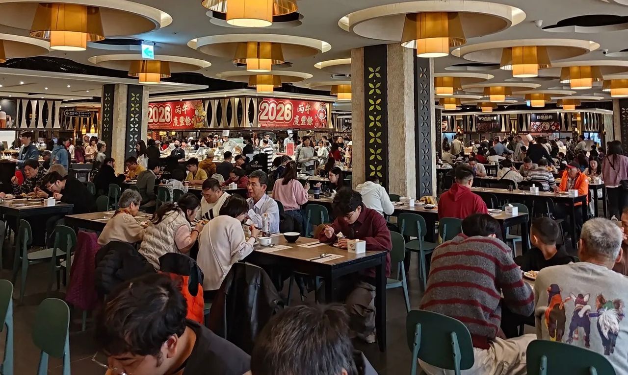 台中知名海鮮吃到飽出事了! 民眾一家五口新年「烙賽」 台中市府說話了