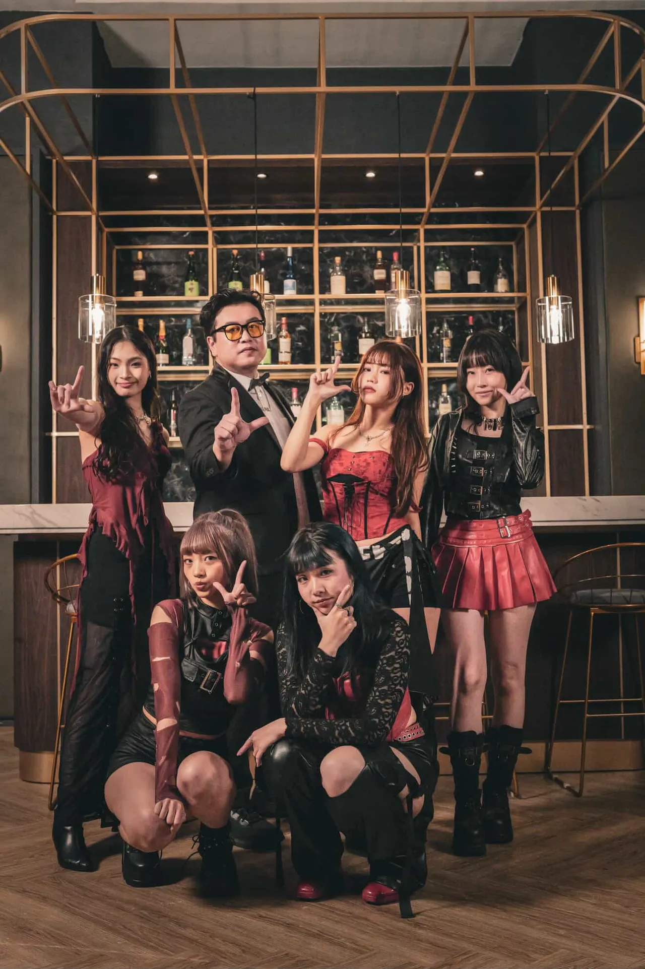 大胖大玩「九零年代手勢舞」，他克服肢體障礙豁出去了。胖曲製作工作室提供