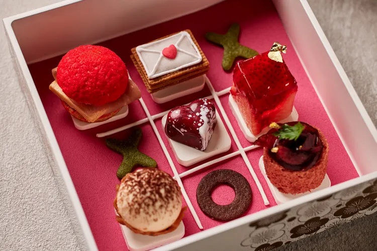情人節下午茶套餐以井字遊戲為靈感，將每一款甜點巧妙串連，象徵心意交會，帶有趣味與深厚的情感連結。The Ukai Taipei提供