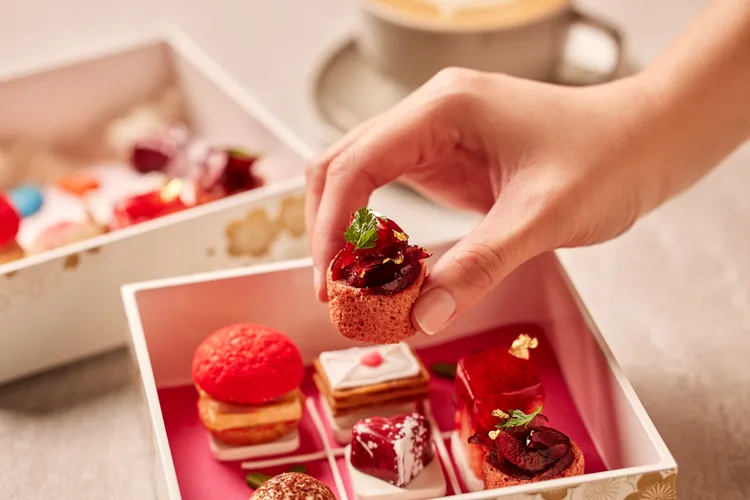 酸櫻桃蛋糕捲口感柔軟細膩、酸甜果香在口中交織，猶如戀愛中酸甜交錯的內心。The Ukai Taipei提供