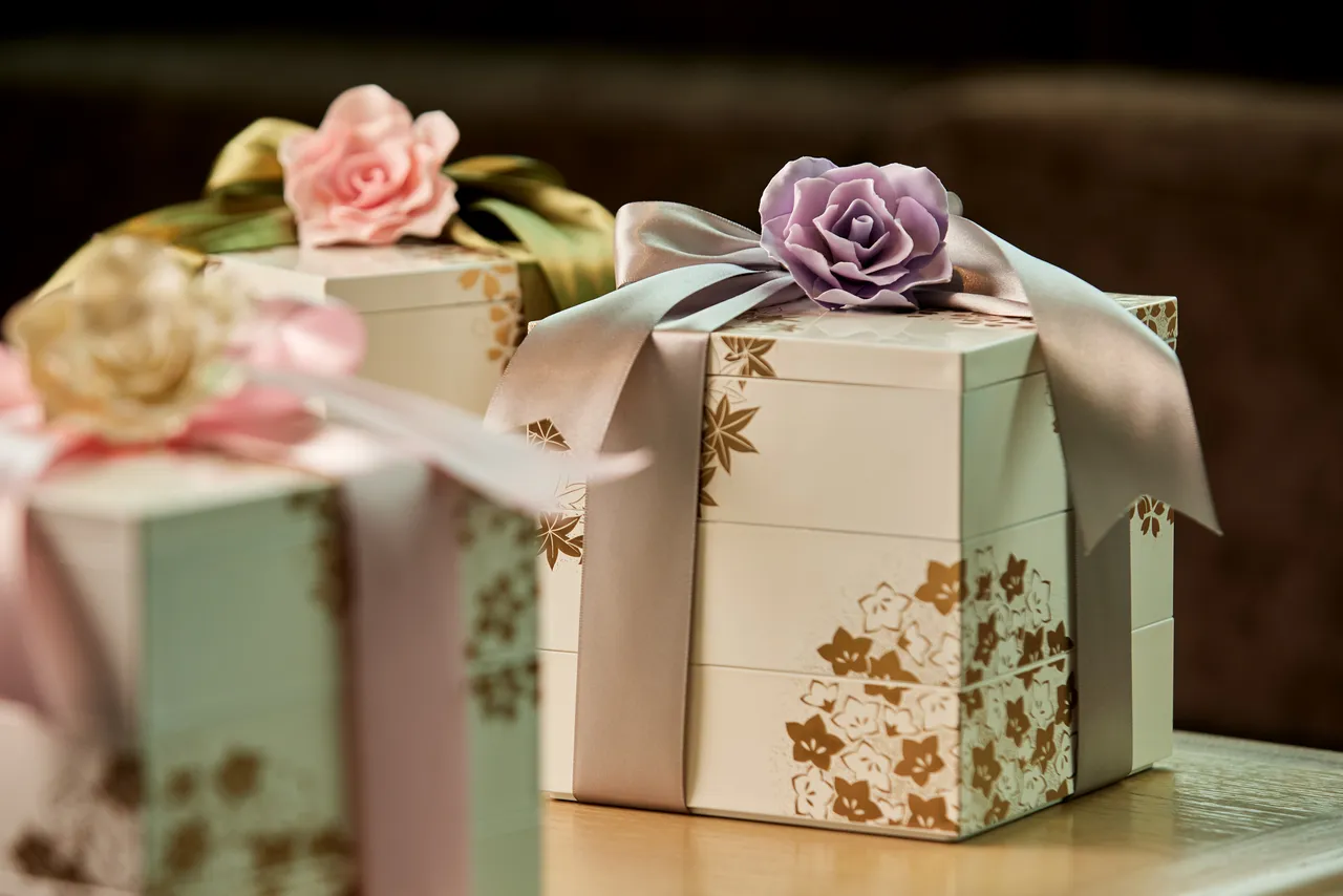 精緻的手工白巧克力玫瑰花，搭配典雅重箱盛裝，定調出下午茶高雅浪漫的氛圍。The Ukai Taipei提供