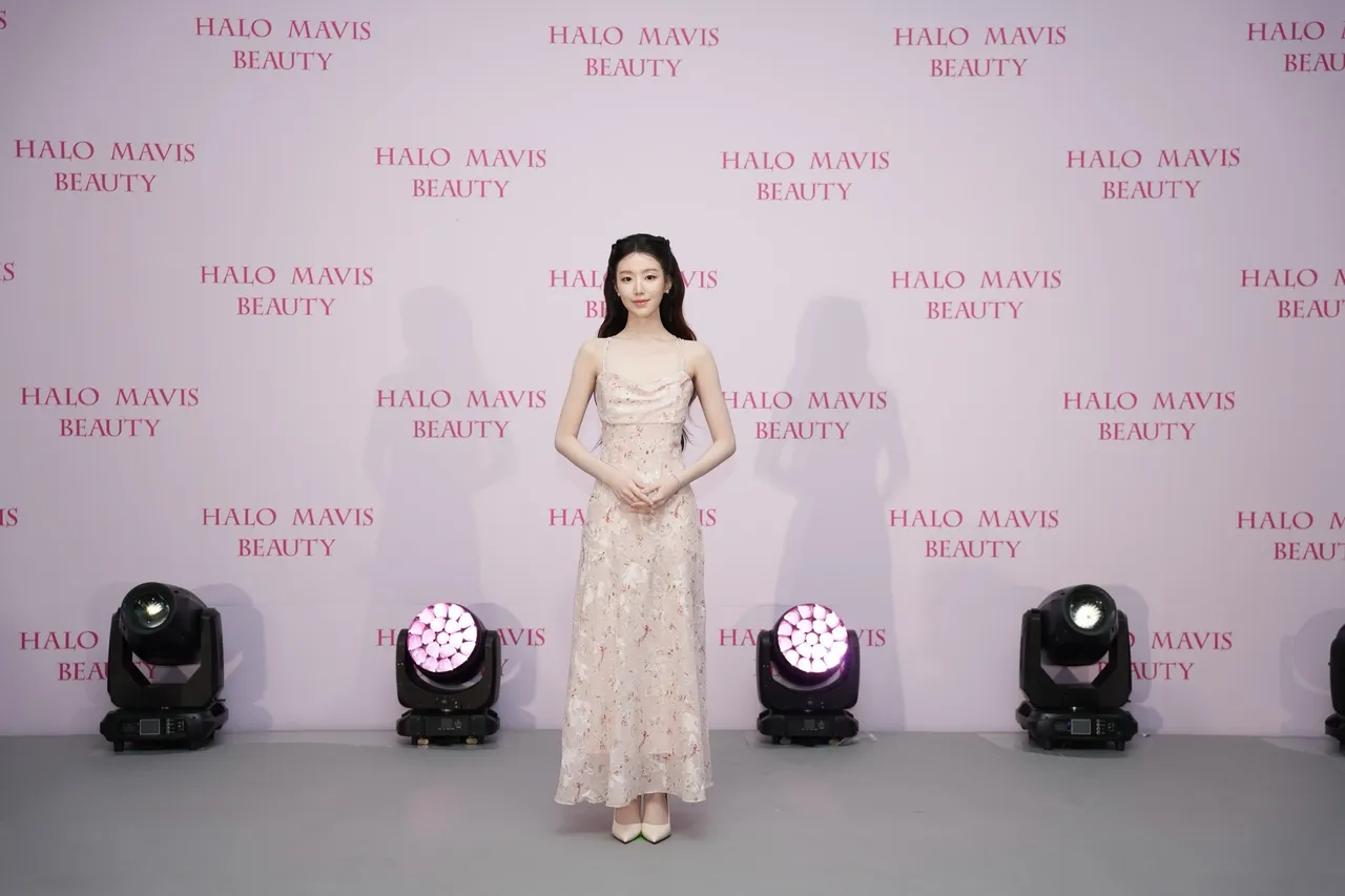 舒華受邀擔任品牌代言人，仙氣飄飄出席記者會。Halo Mavis 瑪菲司股份有限公司提供