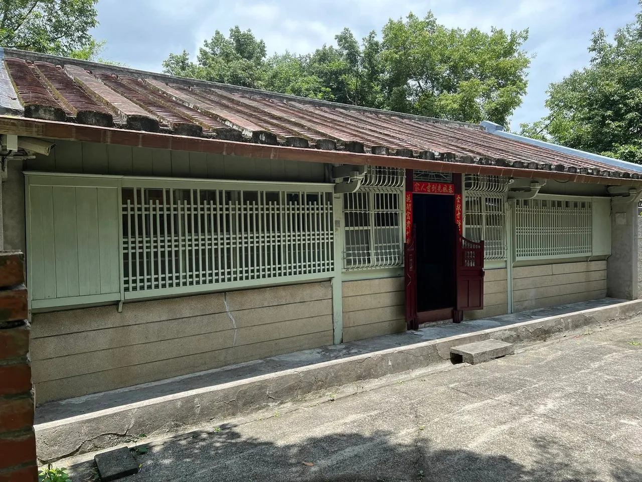 拜訪結束後，吳欣岱在林宅門口，哭了半個小時，情緒無法自拔。翻攝吳欣岱臉書