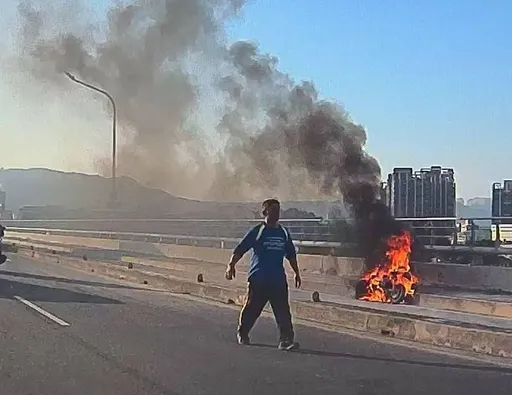 公出遇火燒車　桃警及時協助滅火