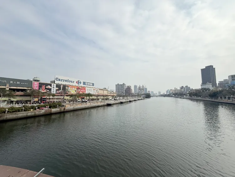 立信「立.天下」具備正對愛河首排且周邊商業機能發達優勢，加上房價屬相對低基期，成為這波房市買氣低迷中，逆勢銷售上揚個案。葉家銘攝