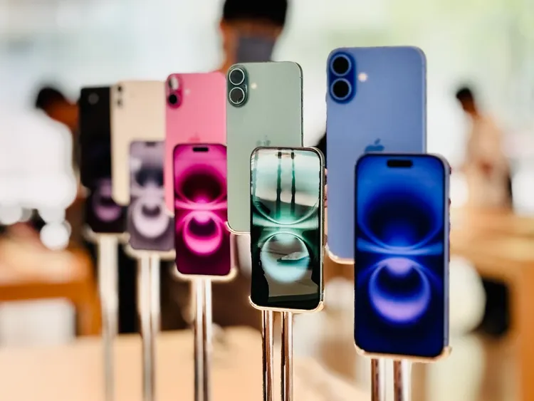 Apple iPhone 16 Plus配備 6.7 吋大螢幕與航太級耐用機身，搭載強化效能的A18仿生晶片與 Apple Intelligence生成式AI應用，兼具流暢操作、長效續航與健康功能，是孝親與個人使用兼具的一款高階5G手機。趙筱文攝