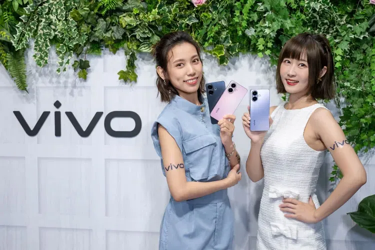 孝親機的vivo V60 Lite配備超大螢幕與超大電量，雙立體聲喇叭音量最高可提升至400%。vivo提供