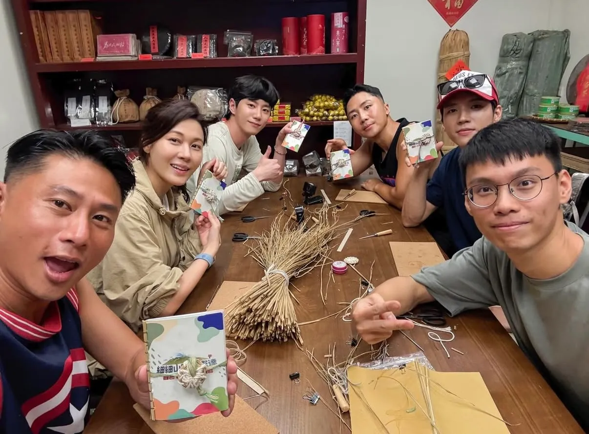 金荷娜與團員一同做手作。翻攝金荷娜IG