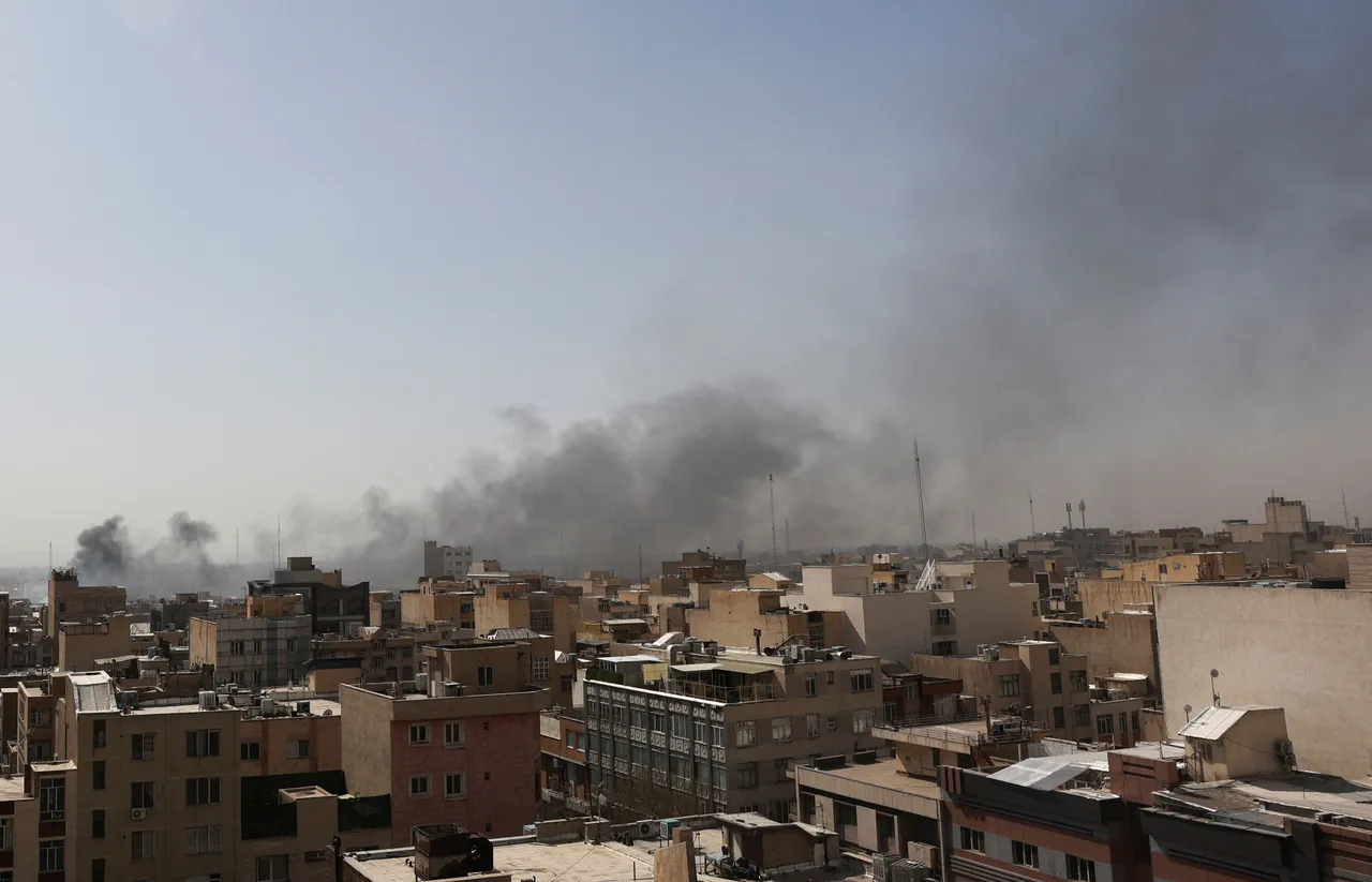 伊朗德黑蘭當地可見空襲造成的黑煙。路透