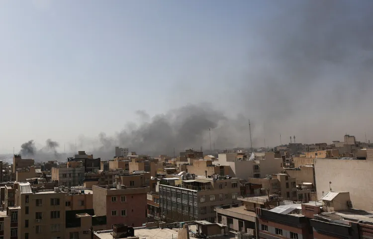 伊朗德黑蘭當地可見空襲造成的黑煙。路透