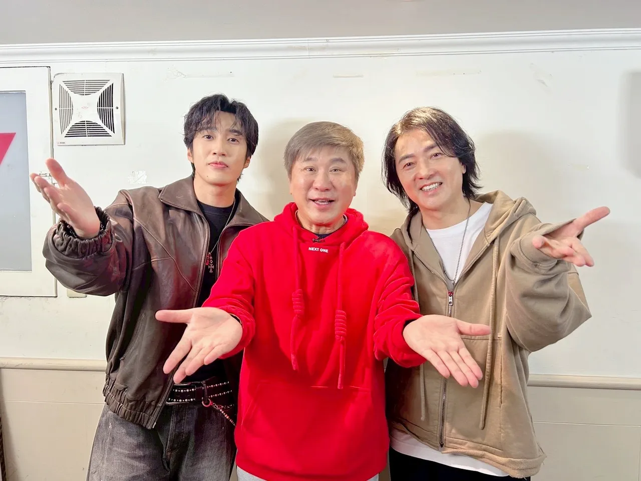 鄭伊健（右起）、胡瓜和婁峻碩一起錄影。《下面一位》提供