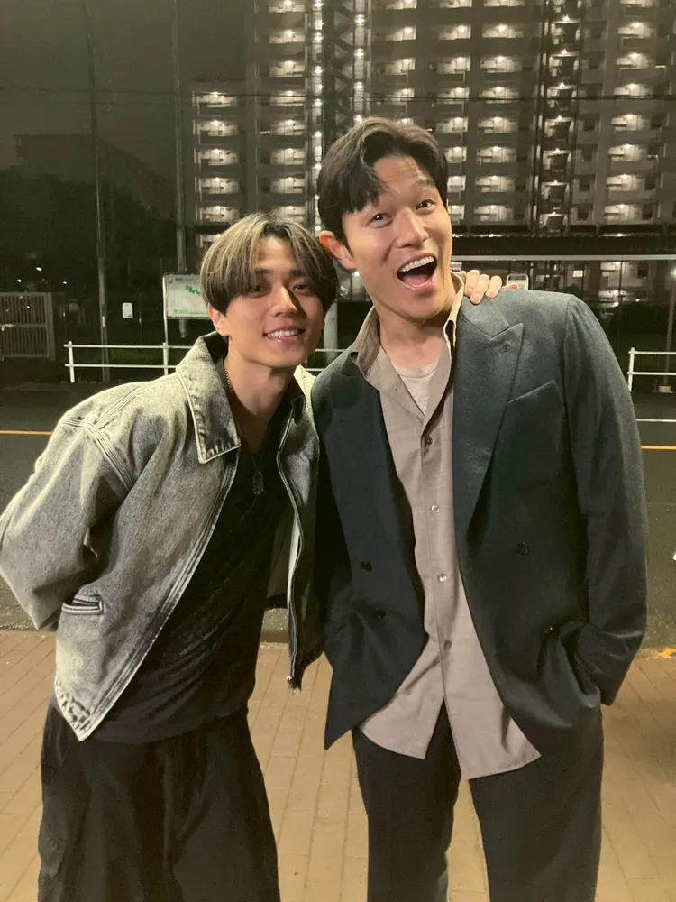 永瀬廉（左）參與鈴木亮平主演的日劇《REBOOT》，想變成《七龍珠》的比路。翻攝官方X