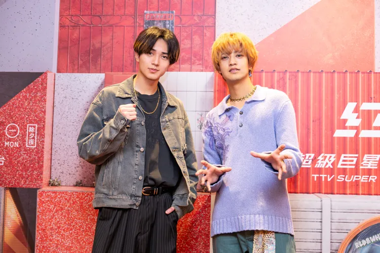 高橋海人（右）終於收到「春聯套組」，永瀬廉站上小巨蛋超興奮。環球音樂提供