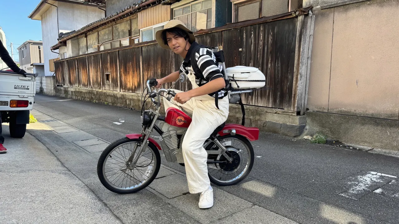 高橋海人在節目小單元《電鍋之旅》揹著電鍋，到各地換取當地食材做飯。翻攝官方X