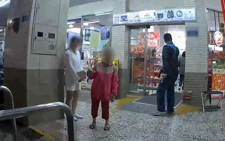 罹患失智症的徐婦迷失方向，警方先護送她到派出所等候家屬接回。翻攝畫面