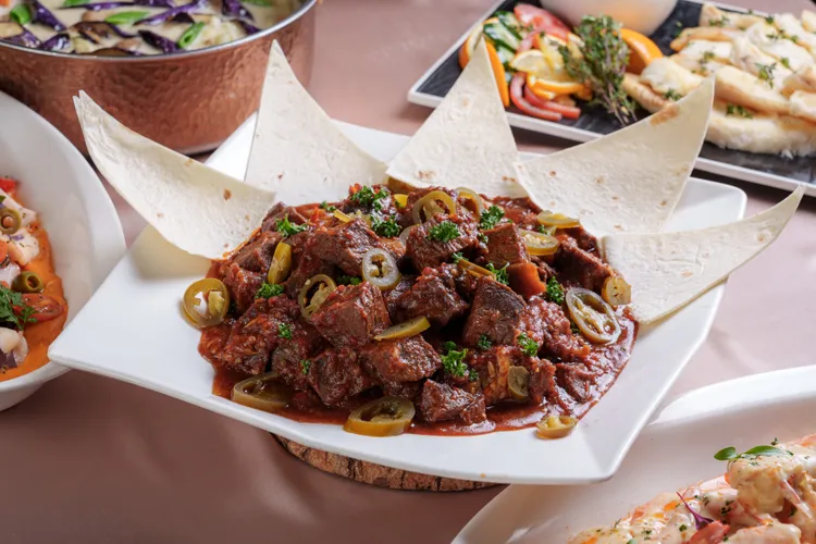 經長時間慢火燉煮，肉質軟嫩卻保有完整口感的斯洛伐克辣燉牛頰。業者提供