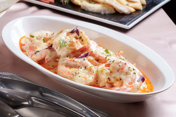 法式紅油白醬燉蝦。業者提供