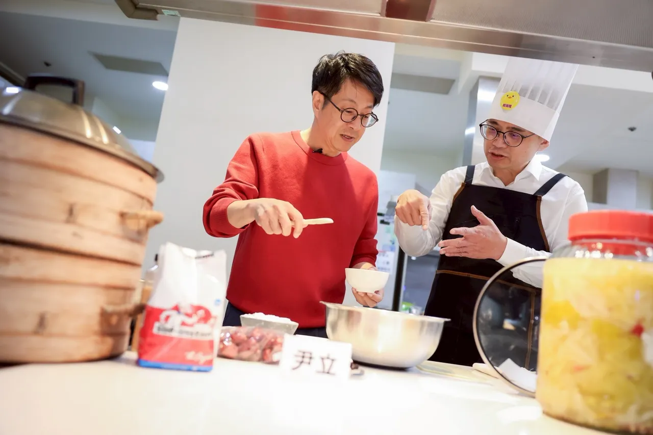 第四選區議員參選人尹立準備的是充滿眷村年味的「棗餑餑」。翻攝畫面