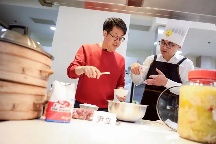 第四選區議員參選人尹立準備的是充滿眷村年味的「棗餑餑」。翻攝畫面