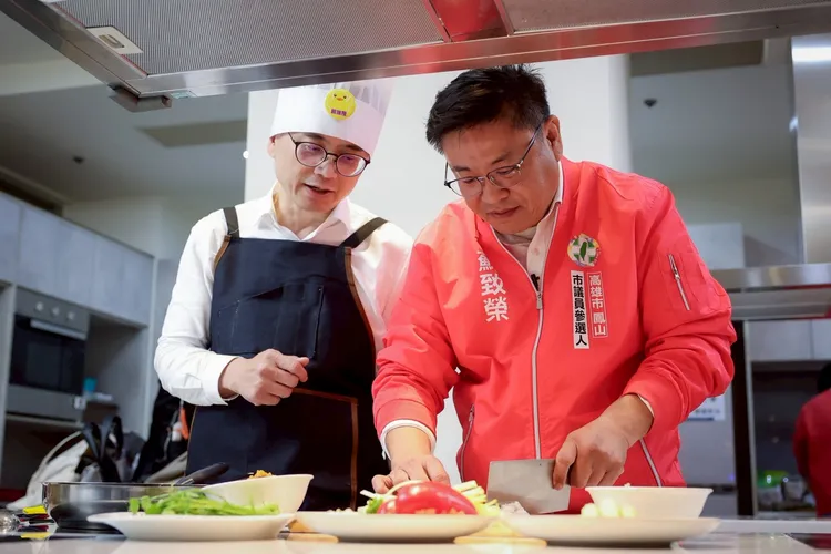 第九選區議員參選人蘇致榮端出「生菜蝦鬆」。翻攝畫面