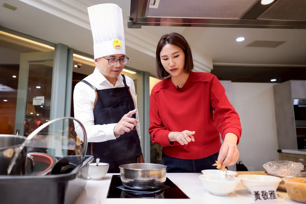 第十選區議員參選人黃敬雅則準備「鮮魚豆腐湯」。翻攝畫面