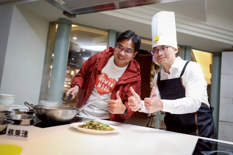 第三選區議員參選人蔡秉璁端出「沙茶羊肉」。翻攝畫面