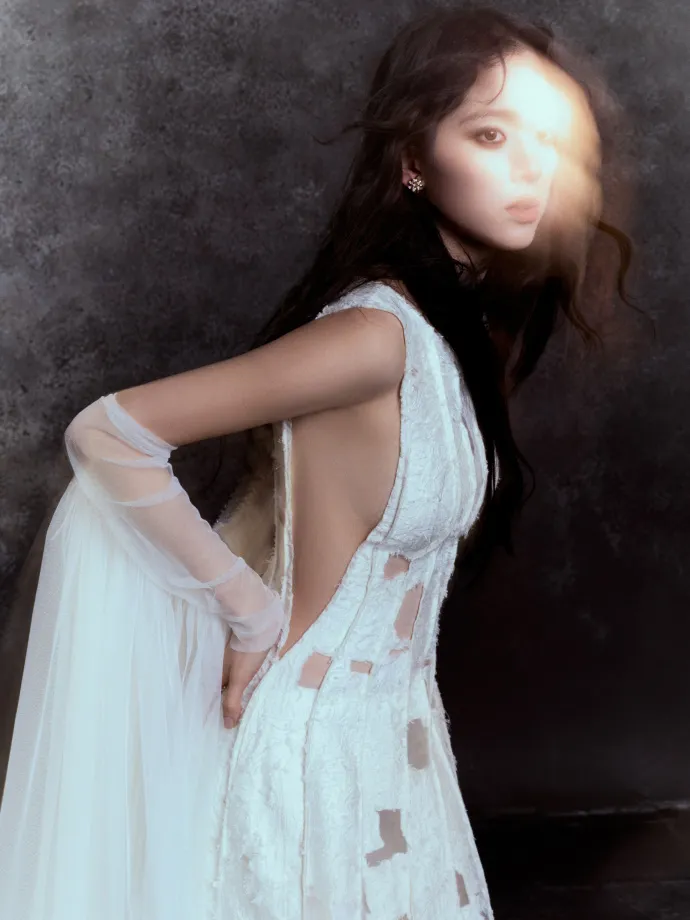 歐陽娜娜辣露側乳。翻攝歐陽娜娜工作室微博