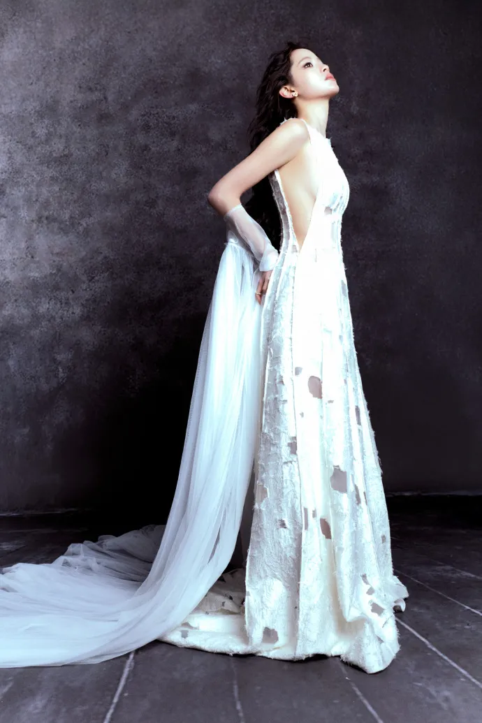 歐陽娜娜白色鏤空禮服呈現破碎美感。翻攝歐陽娜娜工作室微博