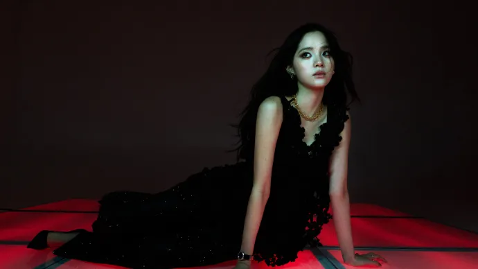 歐陽娜娜黑色造型帥氣又有女人味。翻攝歐陽娜娜工作室微博