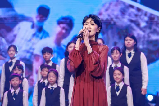 曹雅雯揮別喪父之痛、歌迷騷擾　除夕夜獻唱淚謝無名英雄