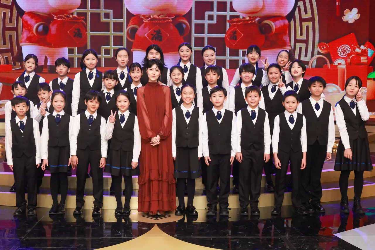 曹雅雯和「拉縴人合唱團」。民視提供