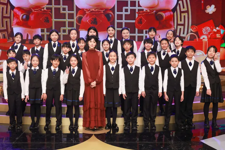 曹雅雯和「拉縴人合唱團」。民視提供