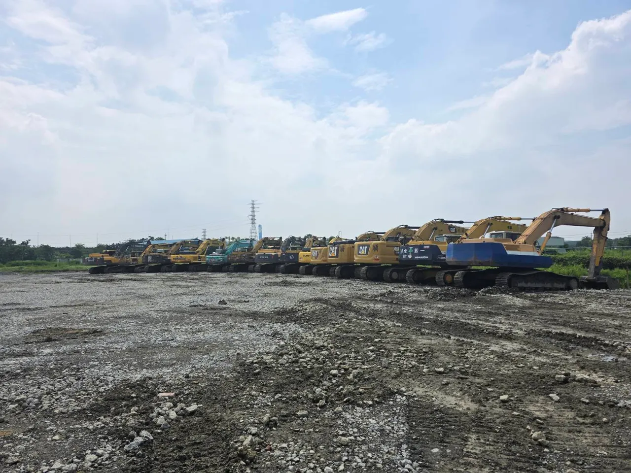 檢方扣押怪手等重型機具。橋檢提供