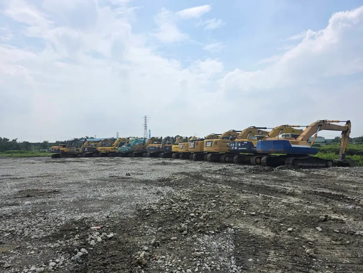 檢方扣押怪手等重型機具。橋檢提供