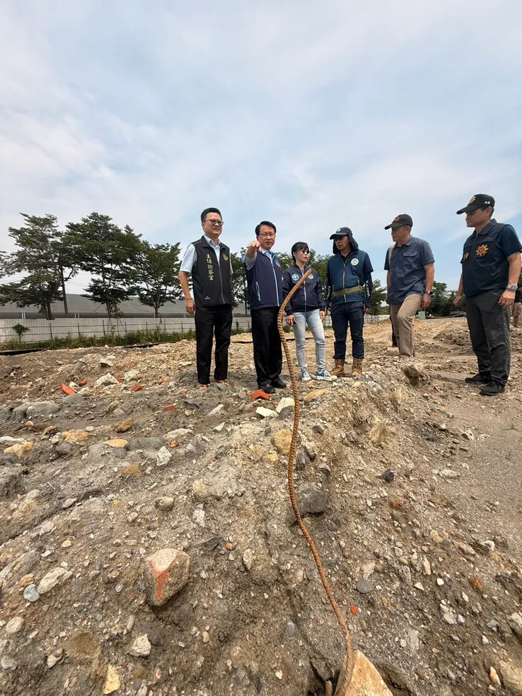 檢察長張春暉、主任檢察官會同旗山分局長、偵查隊長履勘現場。橋檢提供