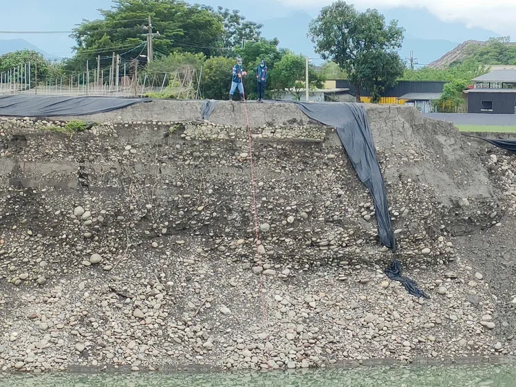 峽谷般坑洞平均約深達15公尺。橋檢提供