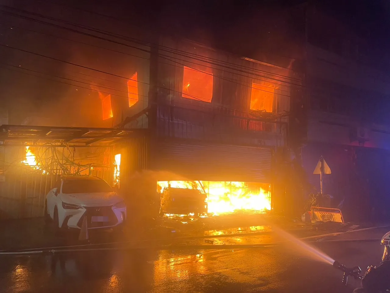 消防人員到場時現場火勢已十分猛烈。資料照片